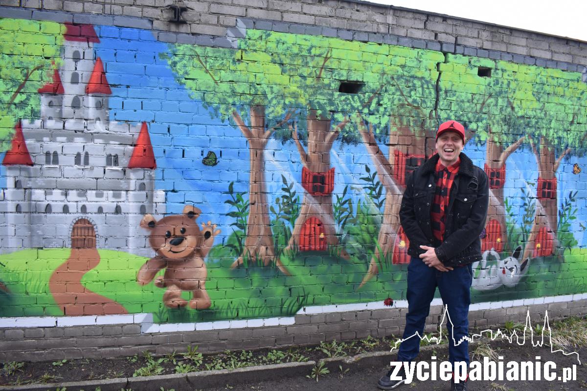 Bajkowy mural przy PM nr 2