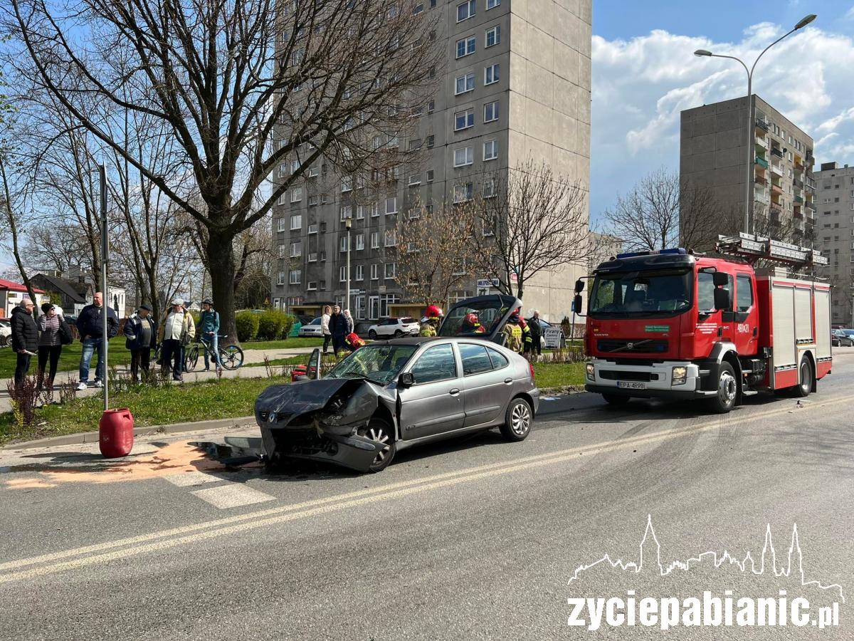 Renault wjechał w busa