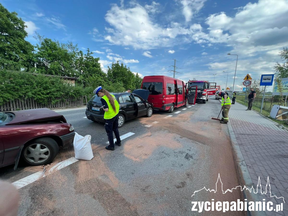 4 rozbite samochody przy zjeździe na S14