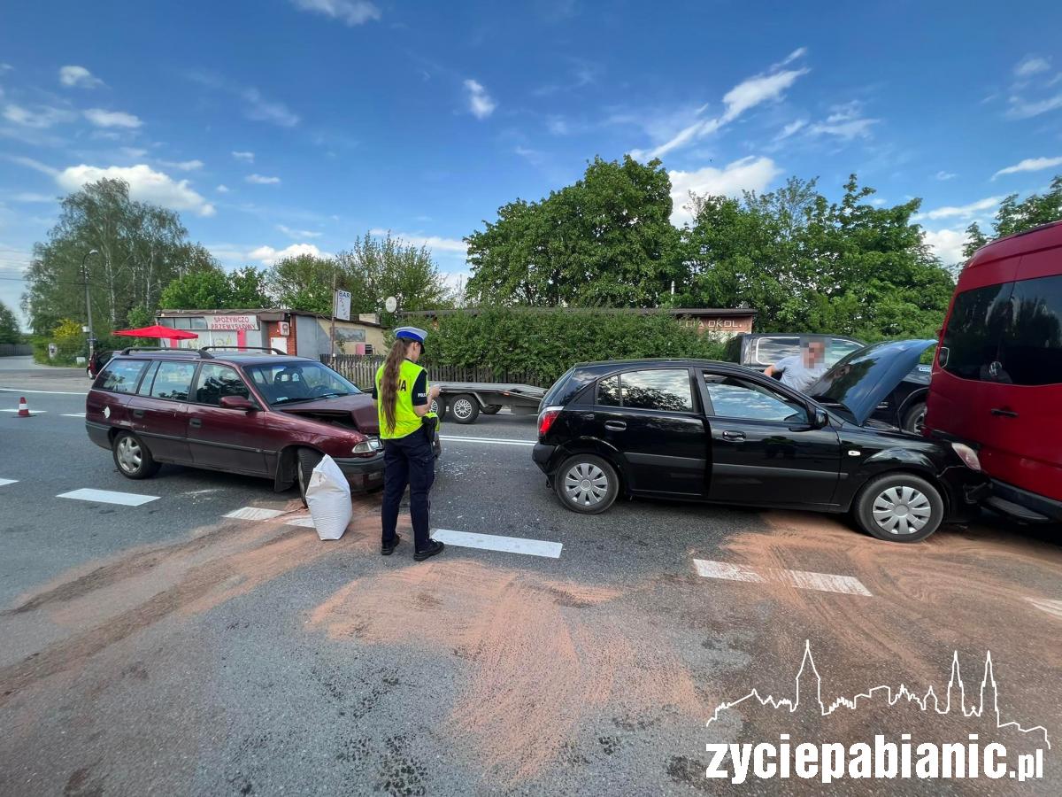 4 rozbite samochody przy zjeździe na S14