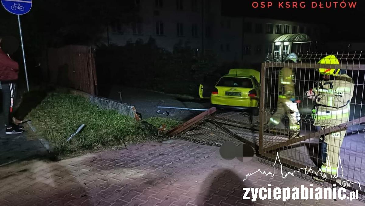 Wyleciał z zakrętu. Podróż zakończył na terenie szkoły