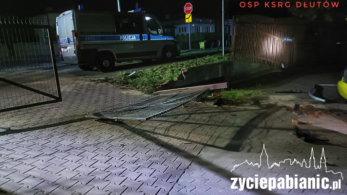Wyleciał z zakrętu. Podróż zakończył na terenie szkoły