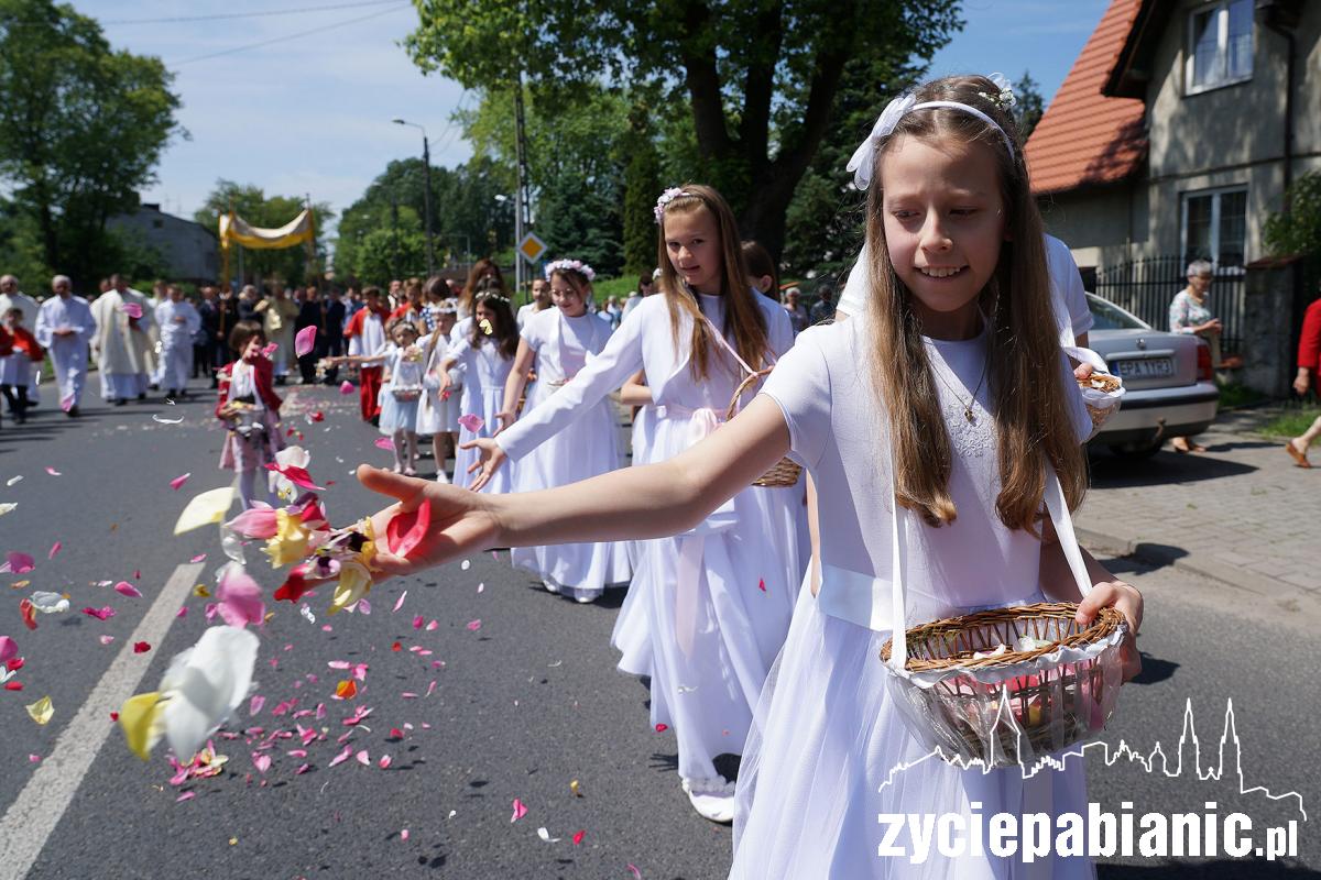 Boże Ciało. Wyjście procesji z parafii św. Maksymiliana Marii Kolbego