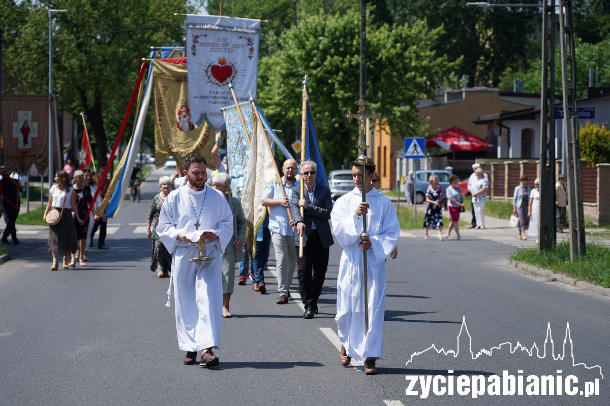 Boże Ciało. Wyjście procesji z parafii św. Maksymiliana Marii Kolbego