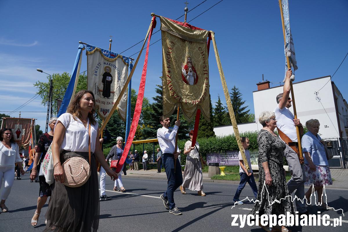 Boże Ciało. Wyjście procesji z parafii św. Maksymiliana Marii Kolbego