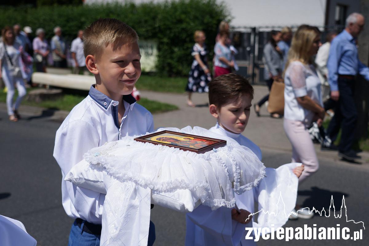 Boże Ciało. Wyjście procesji z parafii św. Maksymiliana Marii Kolbego