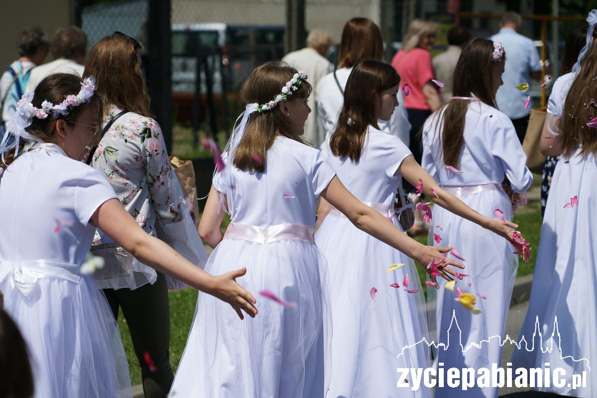 Boże Ciało. Wyjście procesji z parafii św. Maksymiliana Marii Kolbego