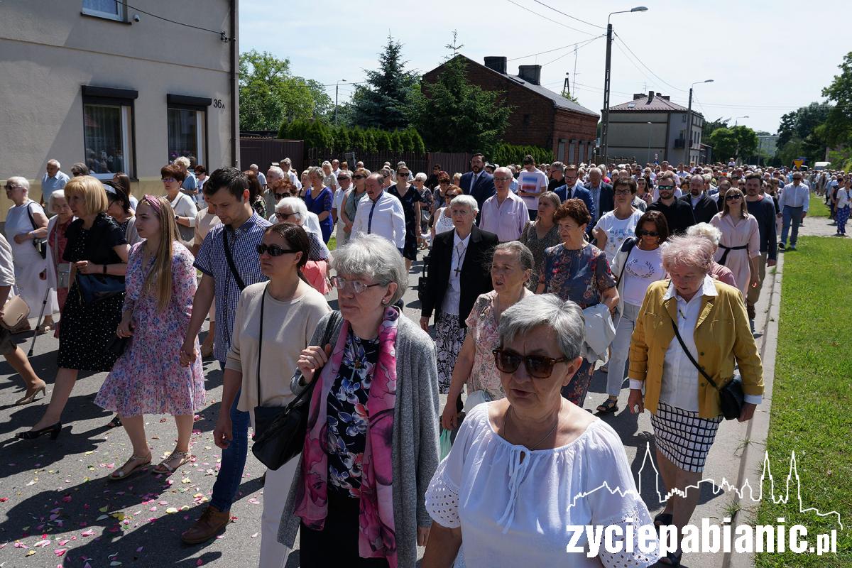 Boże Ciało. Wyjście procesji z parafii św. Maksymiliana Marii Kolbego