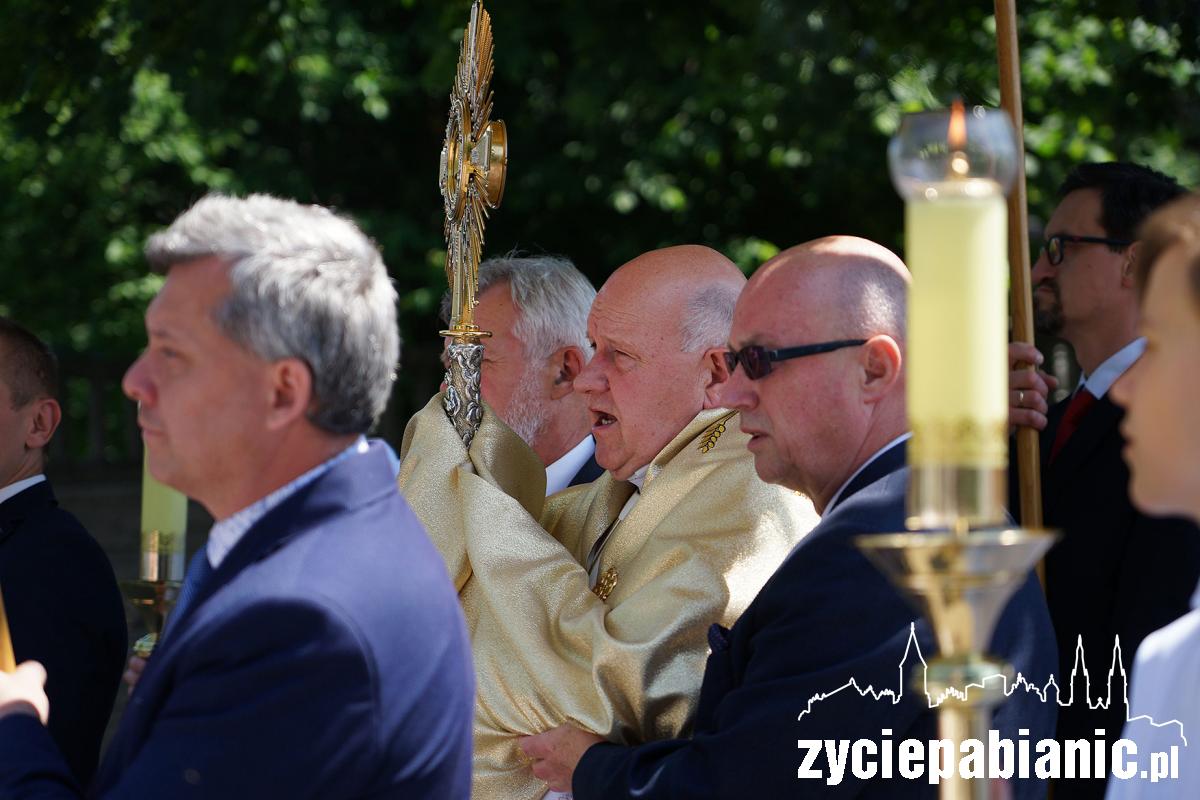 Boże Ciało. Wyjście procesji z parafii św. Maksymiliana Marii Kolbego