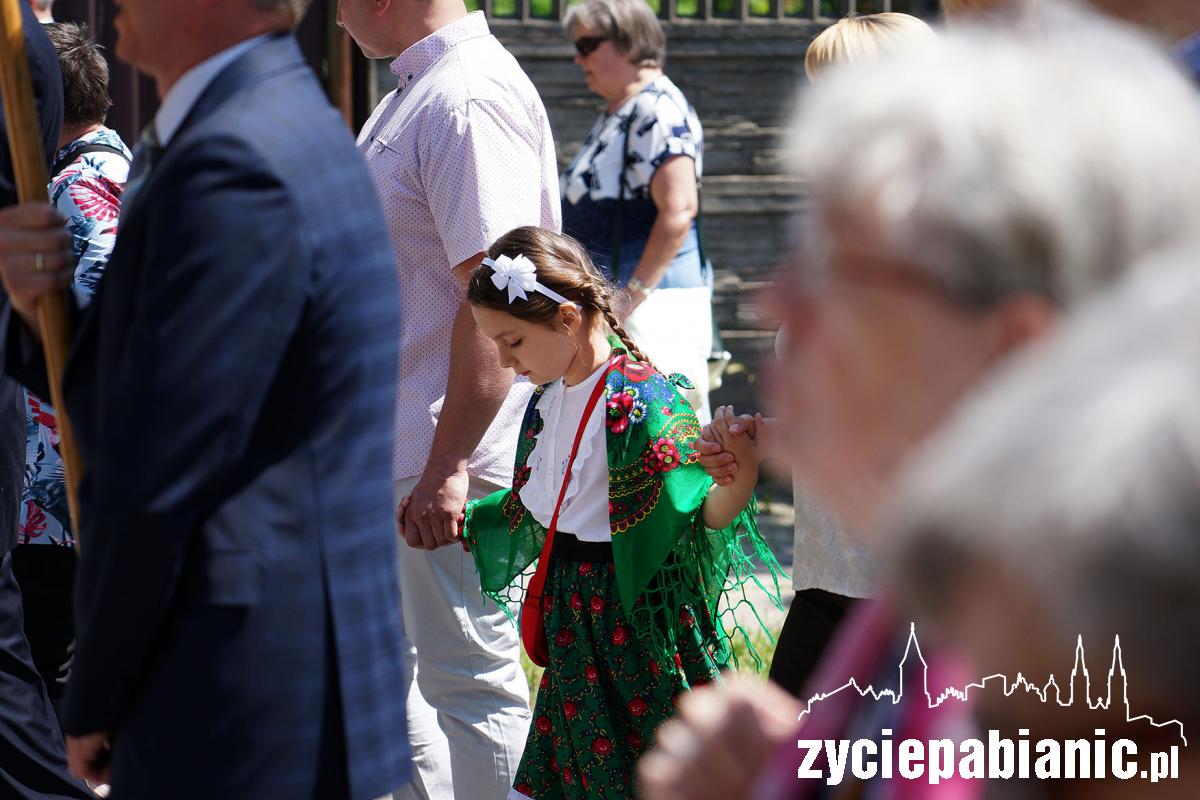 Boże Ciało. Wyjście procesji z parafii św. Maksymiliana Marii Kolbego
