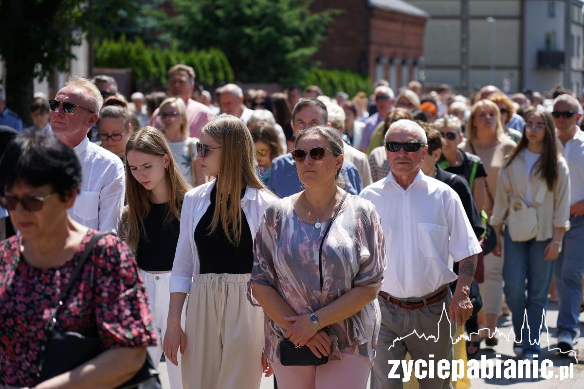 Boże Ciało. Wyjście procesji z parafii św. Maksymiliana Marii Kolbego