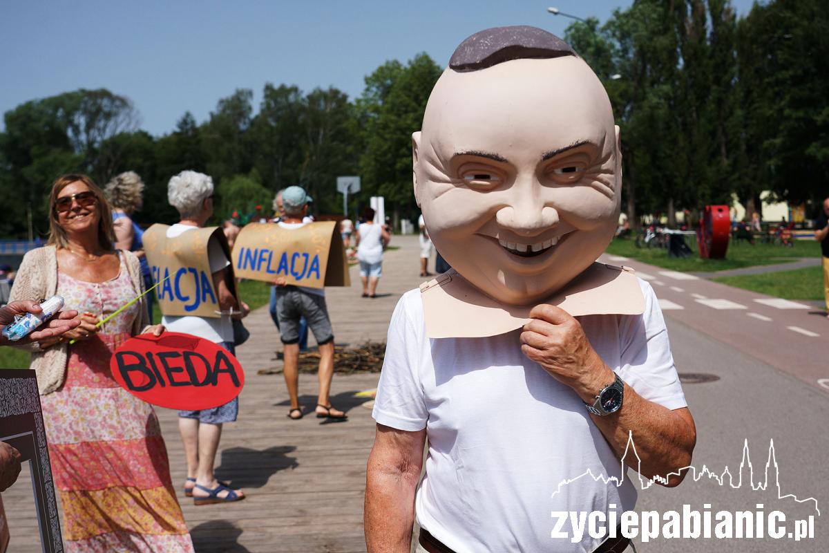 Andrzej Duda, klepanie biedy i galopująca inflacja. Happening KOD