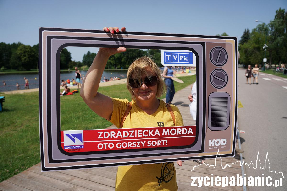 Andrzej Duda, klepanie biedy i galopująca inflacja. Happening KOD