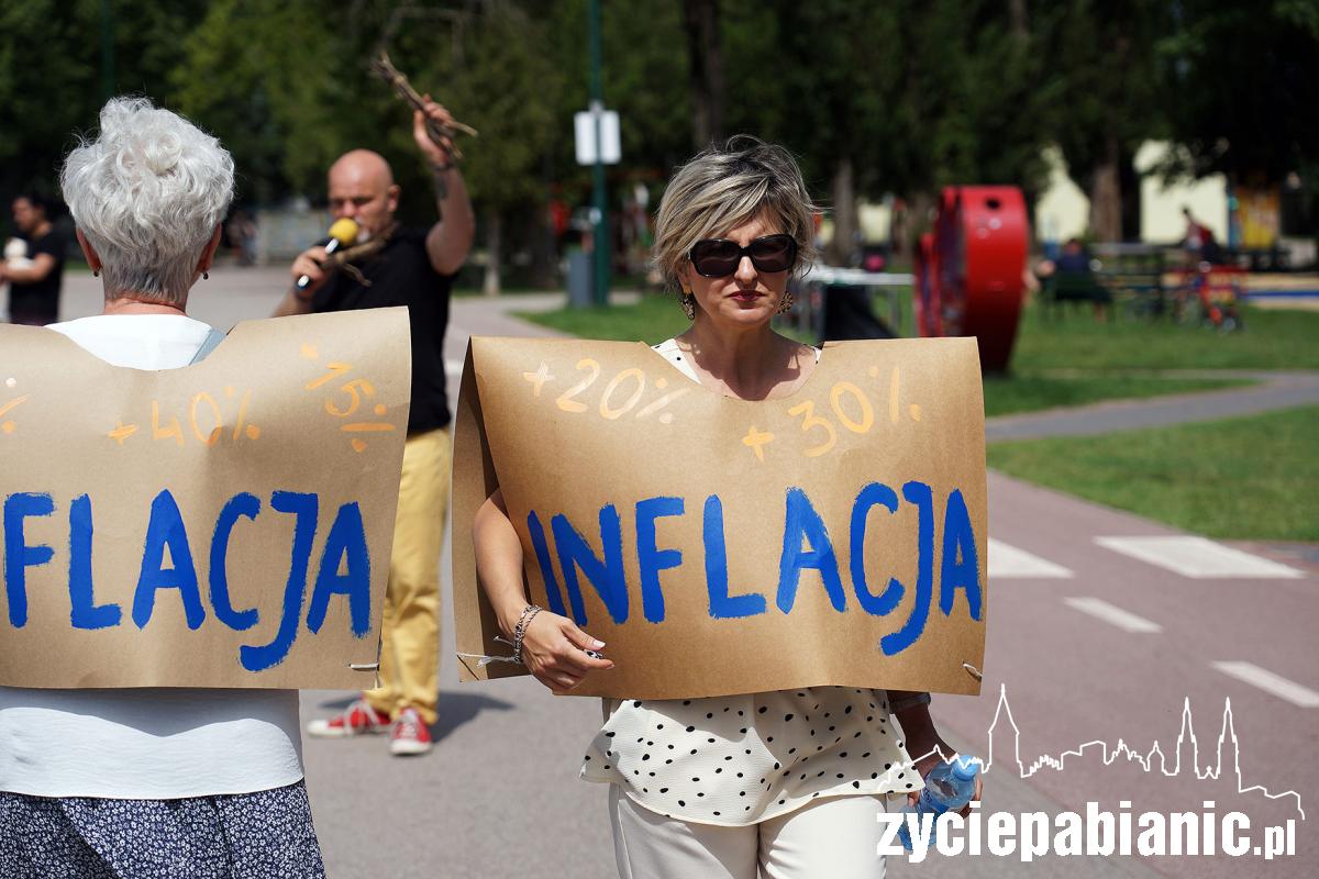 Andrzej Duda, klepanie biedy i galopująca inflacja. Happening KOD