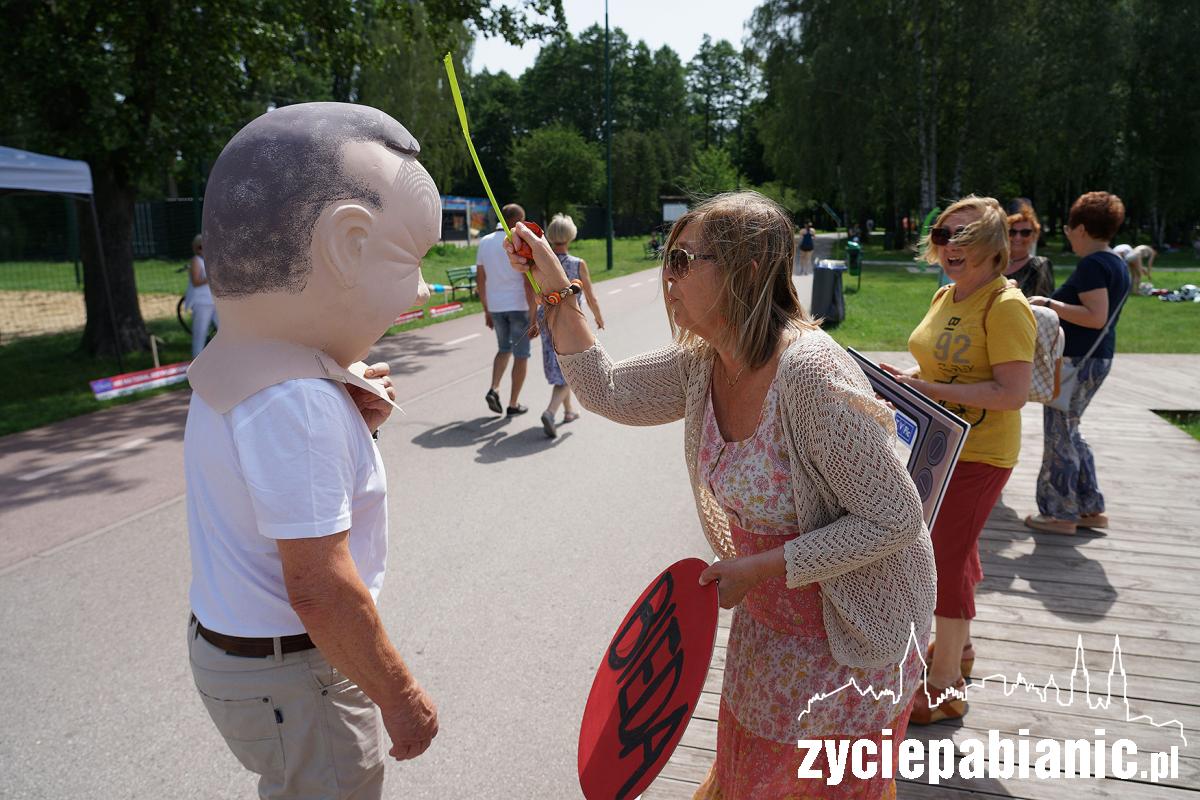 Andrzej Duda, klepanie biedy i galopująca inflacja. Happening KOD