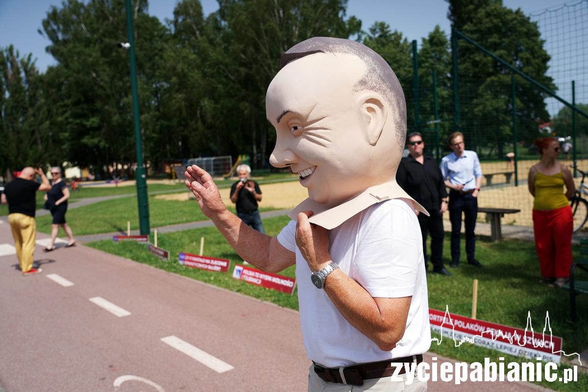 Andrzej Duda, klepanie biedy i galopująca inflacja. Happening KOD