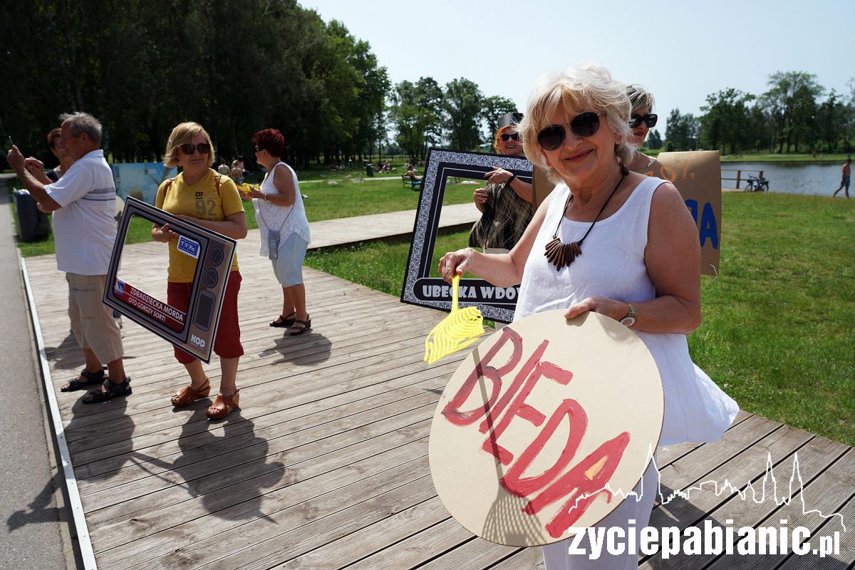 Andrzej Duda, klepanie biedy i galopująca inflacja. Happening KOD