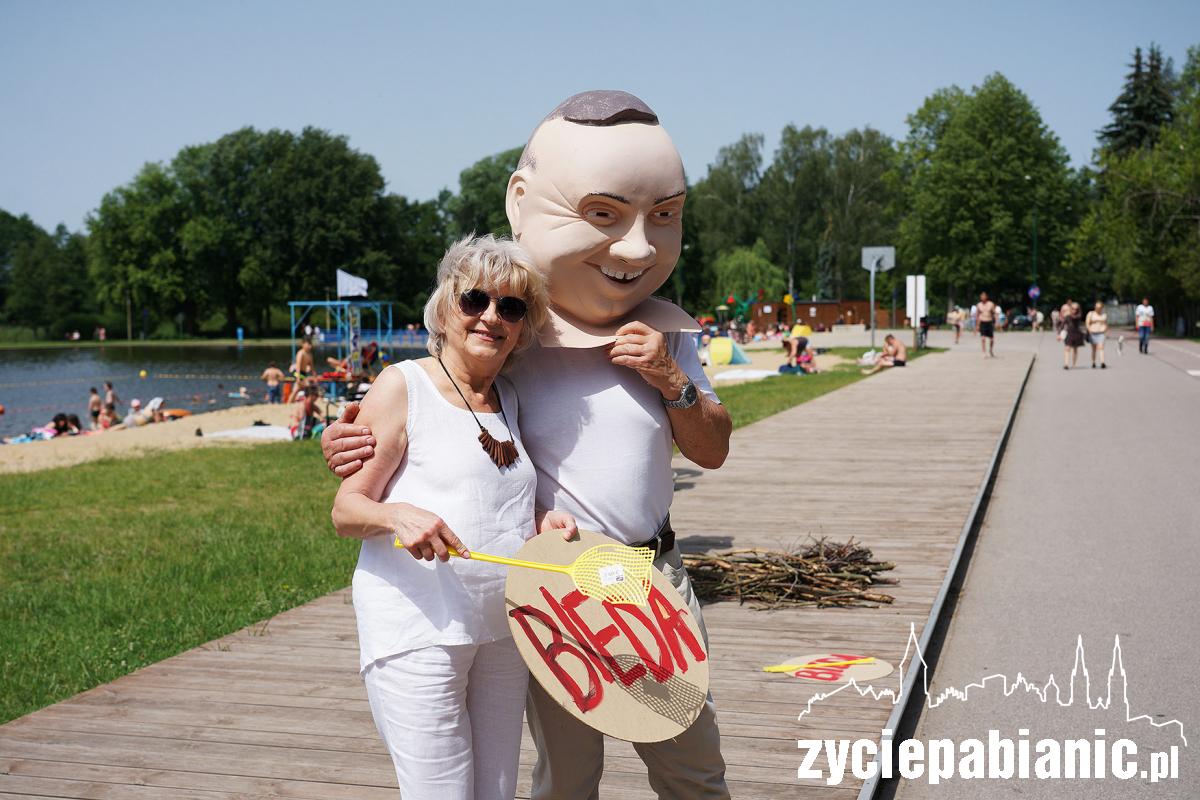 Andrzej Duda, klepanie biedy i galopująca inflacja. Happening KOD