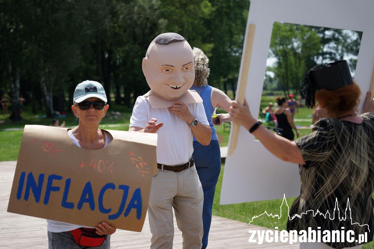 Andrzej Duda, klepanie biedy i galopująca inflacja. Happening KOD