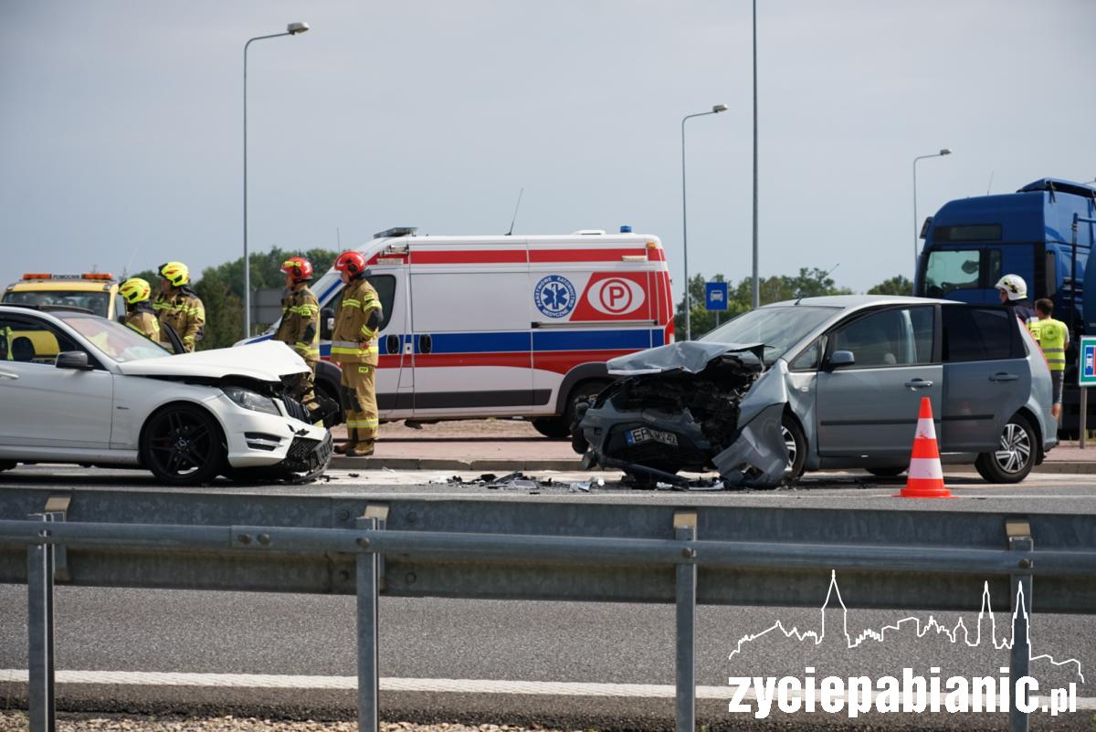 Zderzenie mercedesa z fordem. 2 osoby w szpitalu