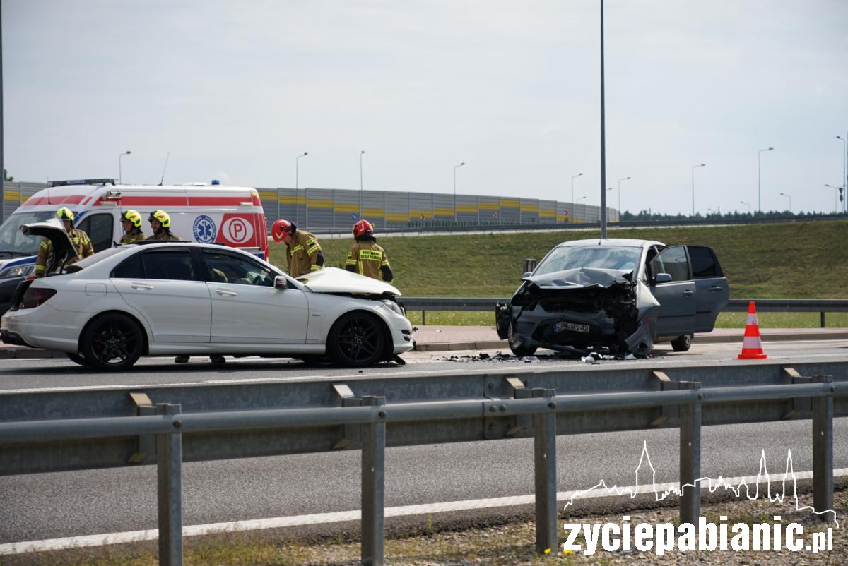 Zderzenie mercedesa z fordem. 2 osoby w szpitalu
