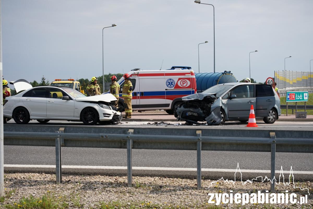 Zderzenie mercedesa z fordem. 2 osoby w szpitalu