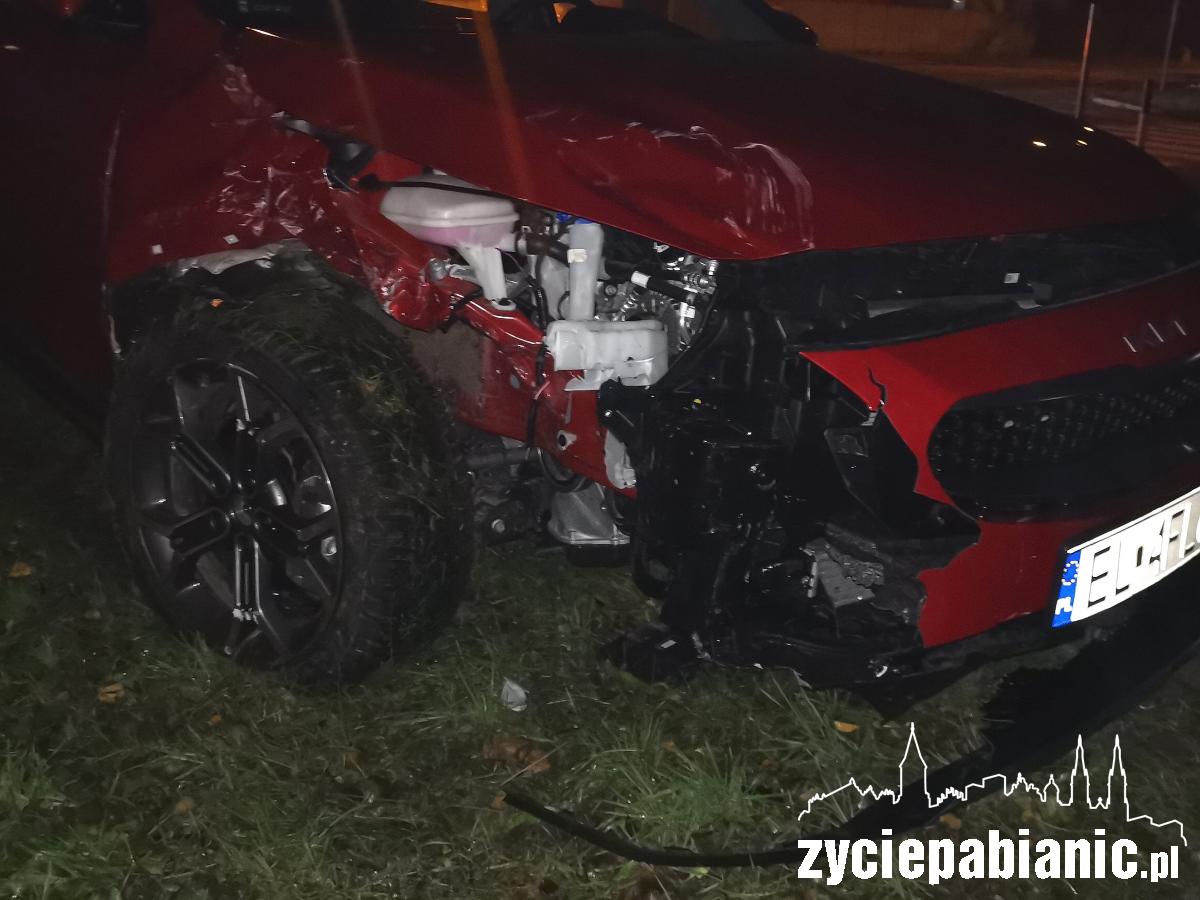 Kraksa na skrzyżowaniu. Jedna osoba w szpitalu