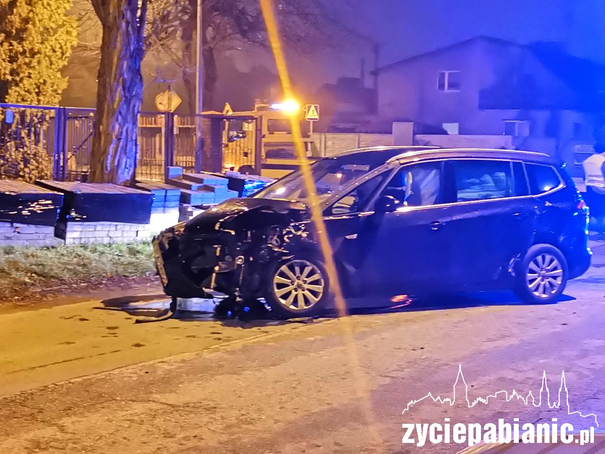 Kraksa na skrzyżowaniu. Jedna osoba w szpitalu