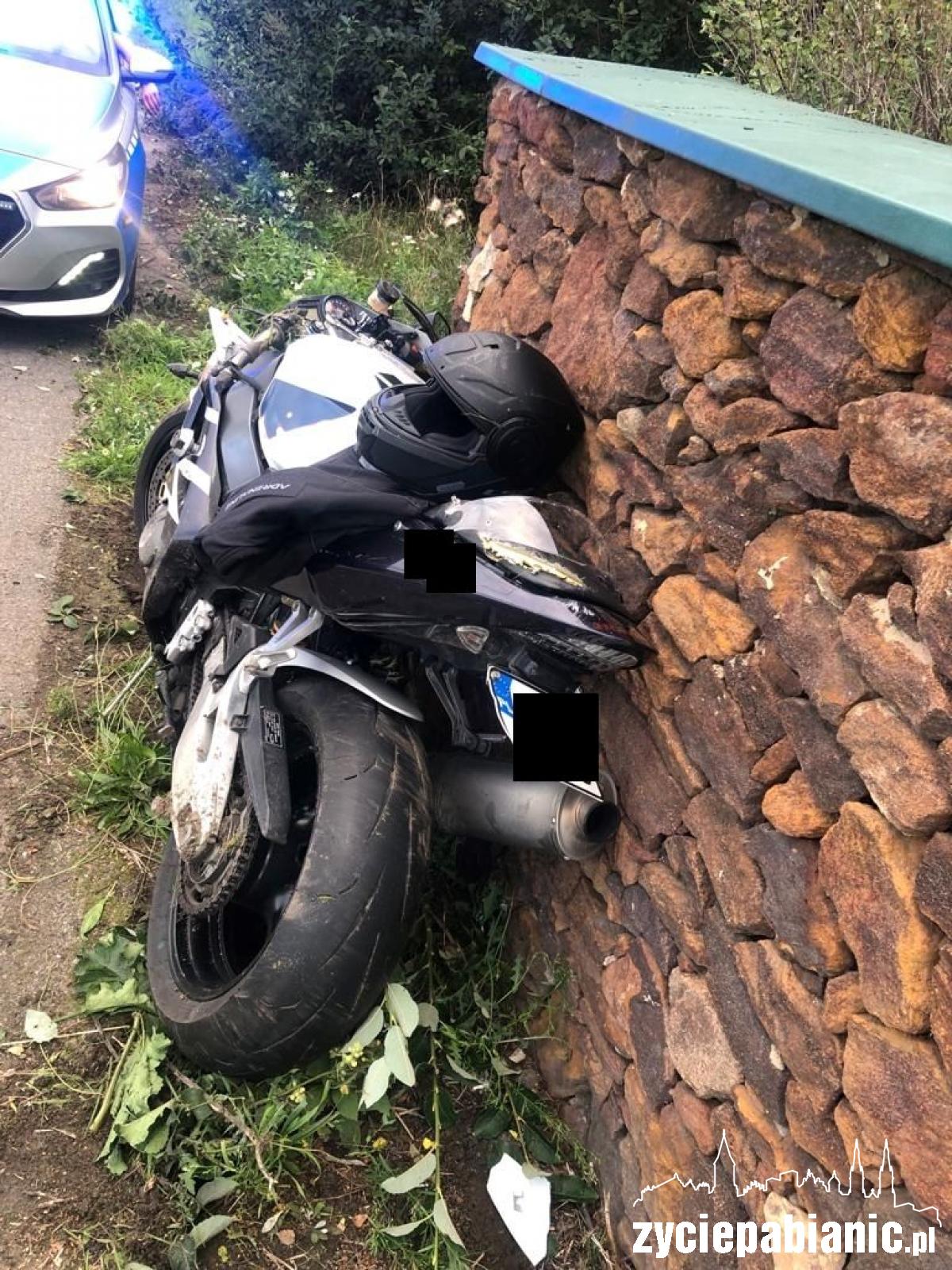 Motocyklem w płot