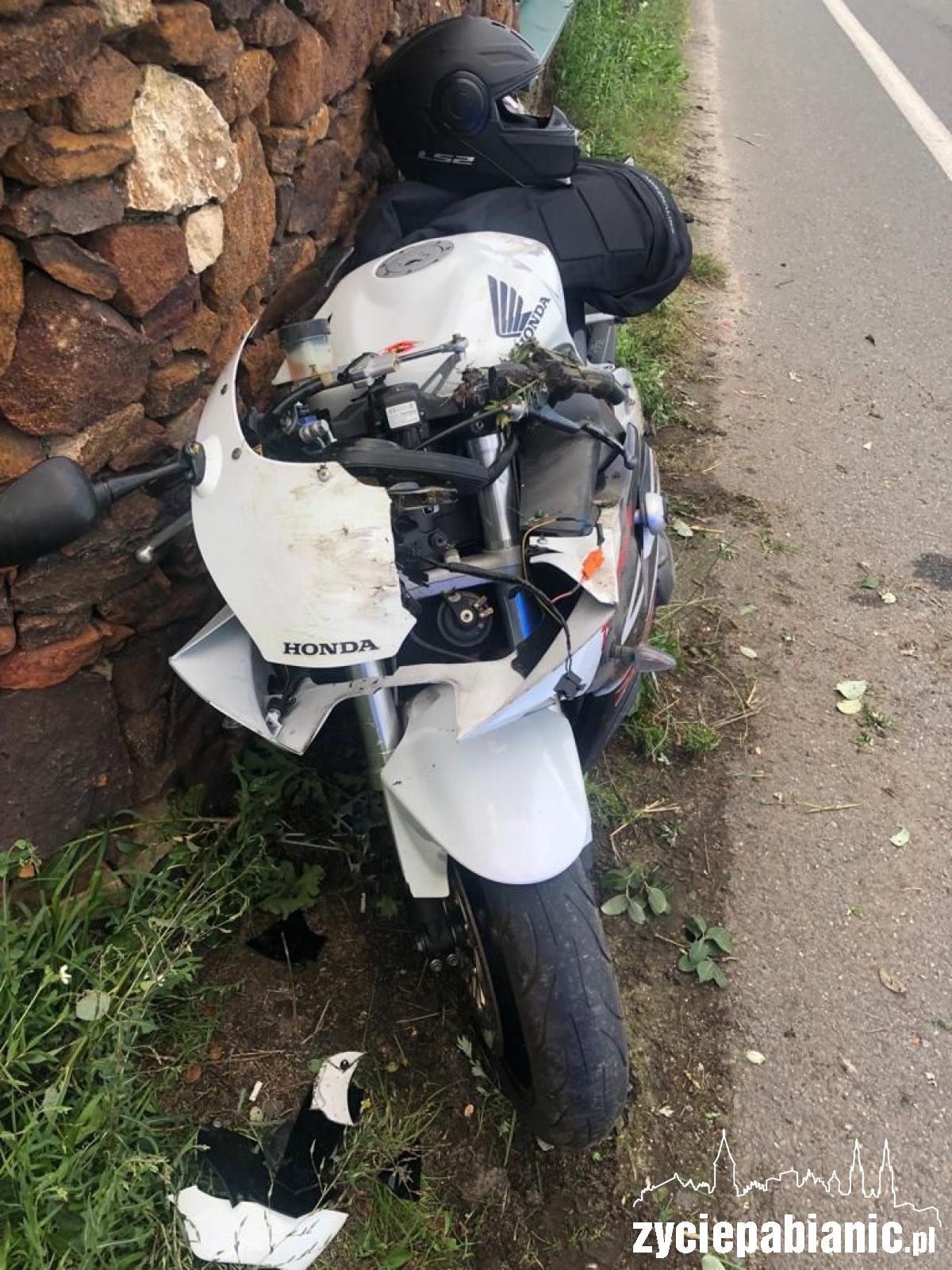 Motocyklem w płot