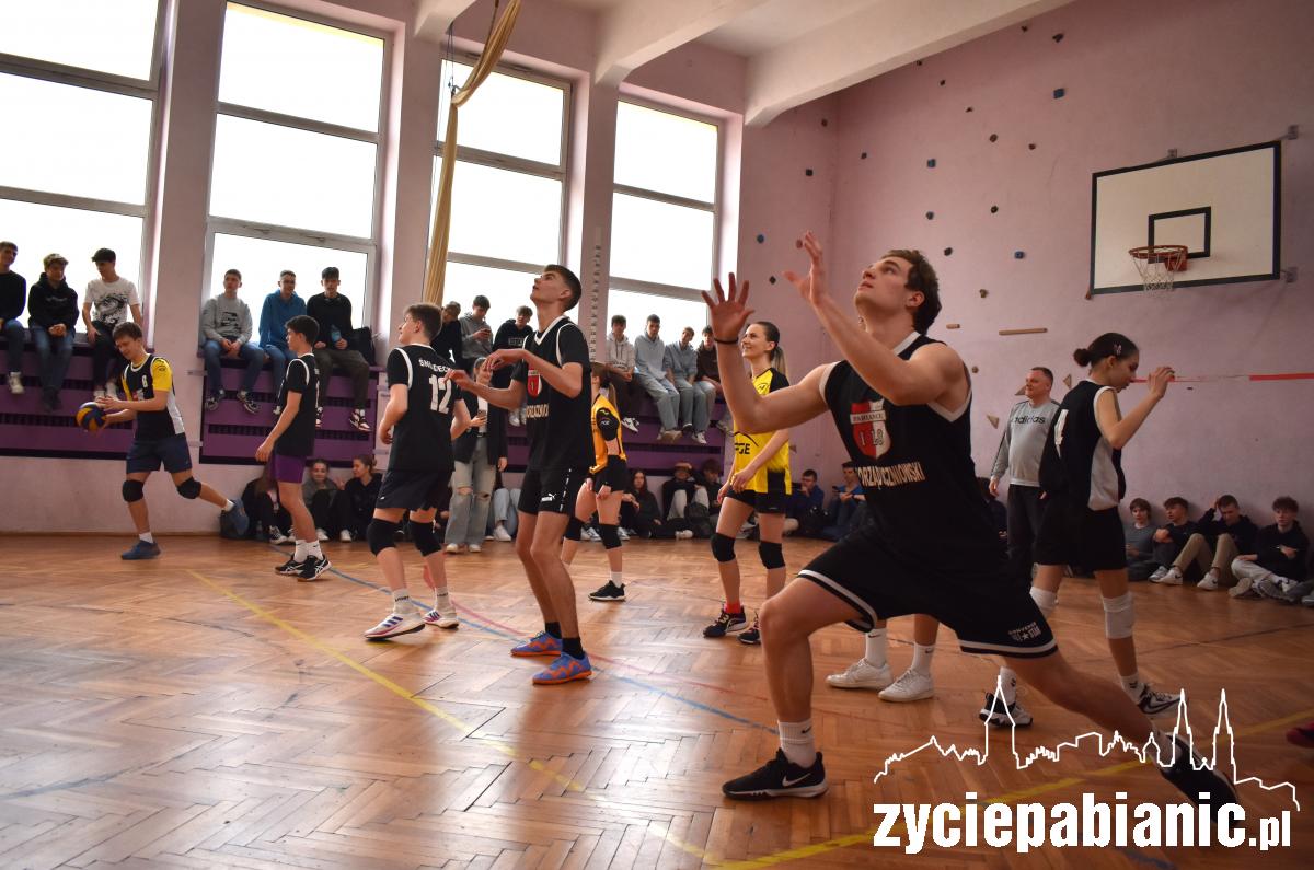 Zawodnicy Skry Bełchatów dali lekcję siatkówki licealistom