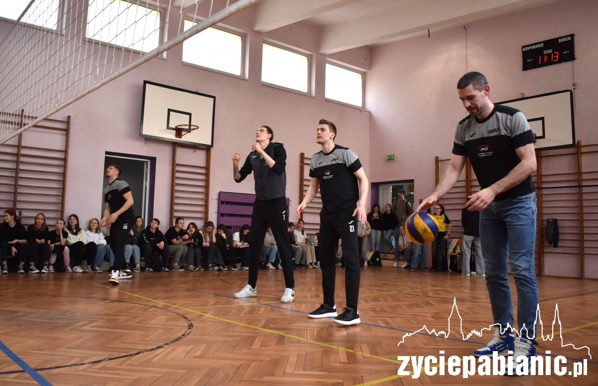Zawodnicy Skry Bełchatów dali lekcję siatkówki licealistom