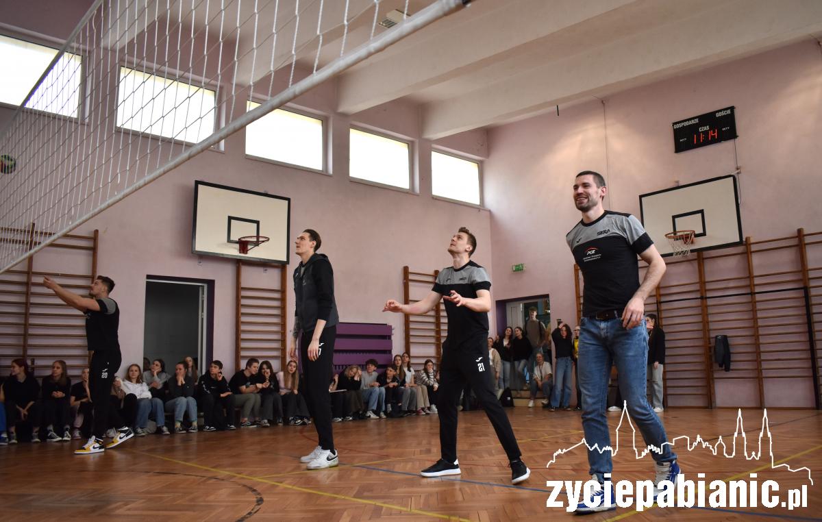 Zawodnicy Skry Bełchatów dali lekcję siatkówki licealistom