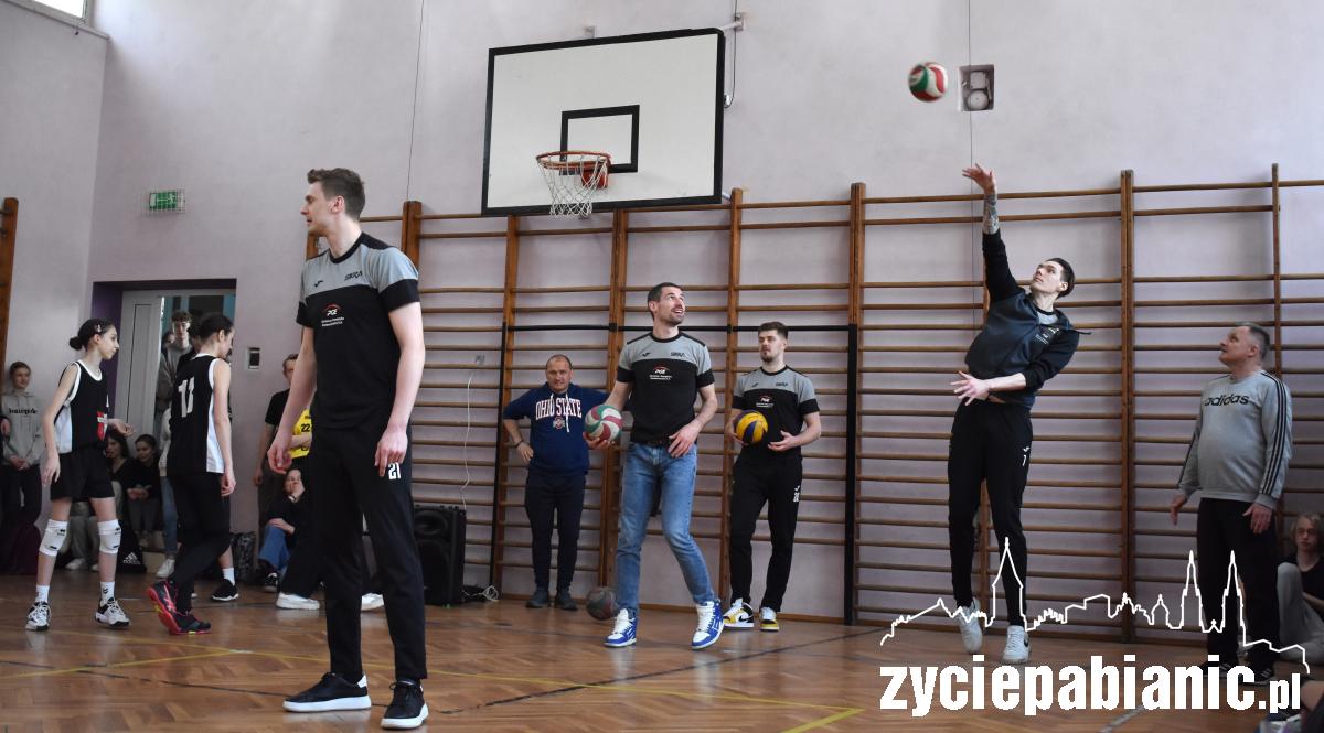 Zawodnicy Skry Bełchatów dali lekcję siatkówki licealistom