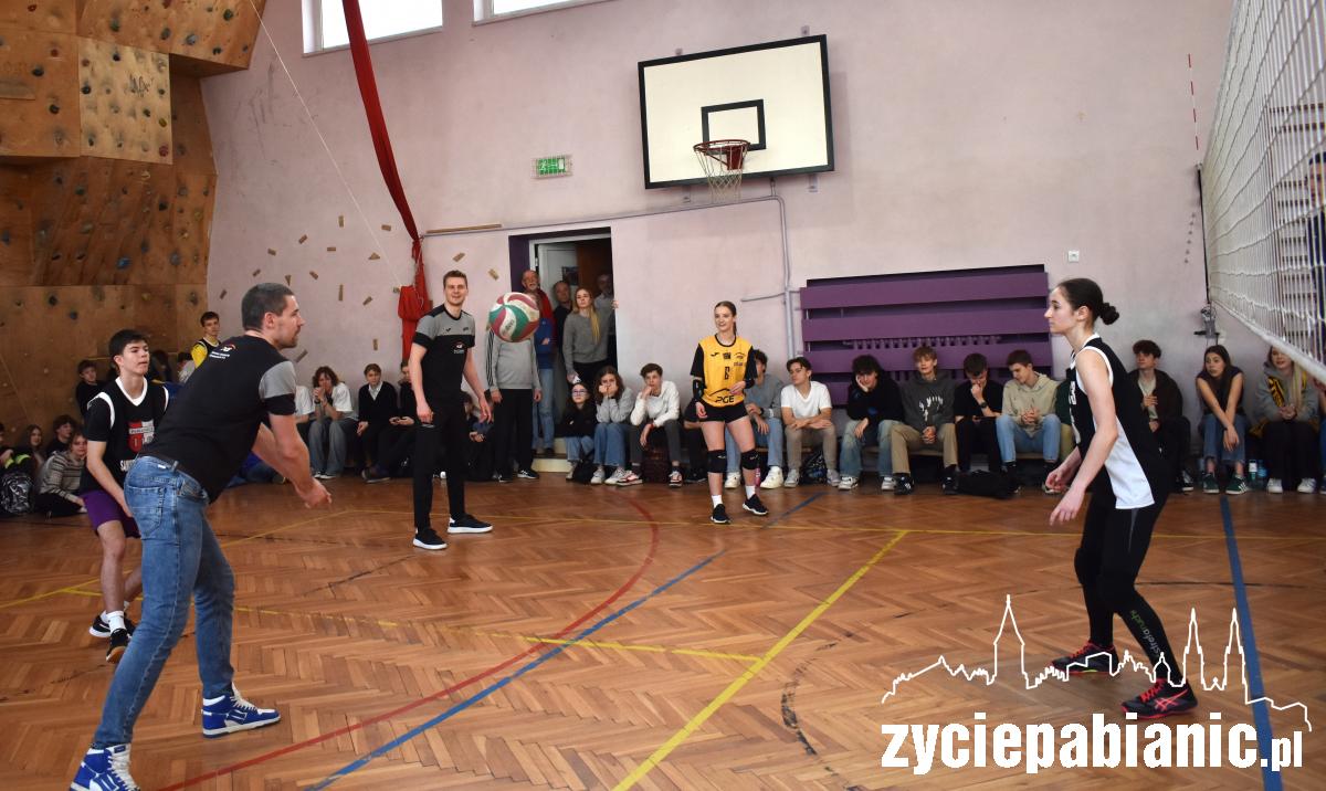 Zawodnicy Skry Bełchatów dali lekcję siatkówki licealistom