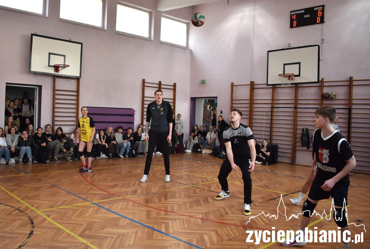 Zawodnicy Skry Bełchatów dali lekcję siatkówki licealistom