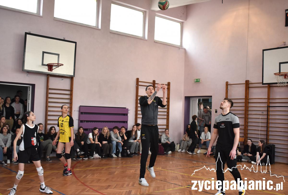 Zawodnicy Skry Bełchatów dali lekcję siatkówki licealistom