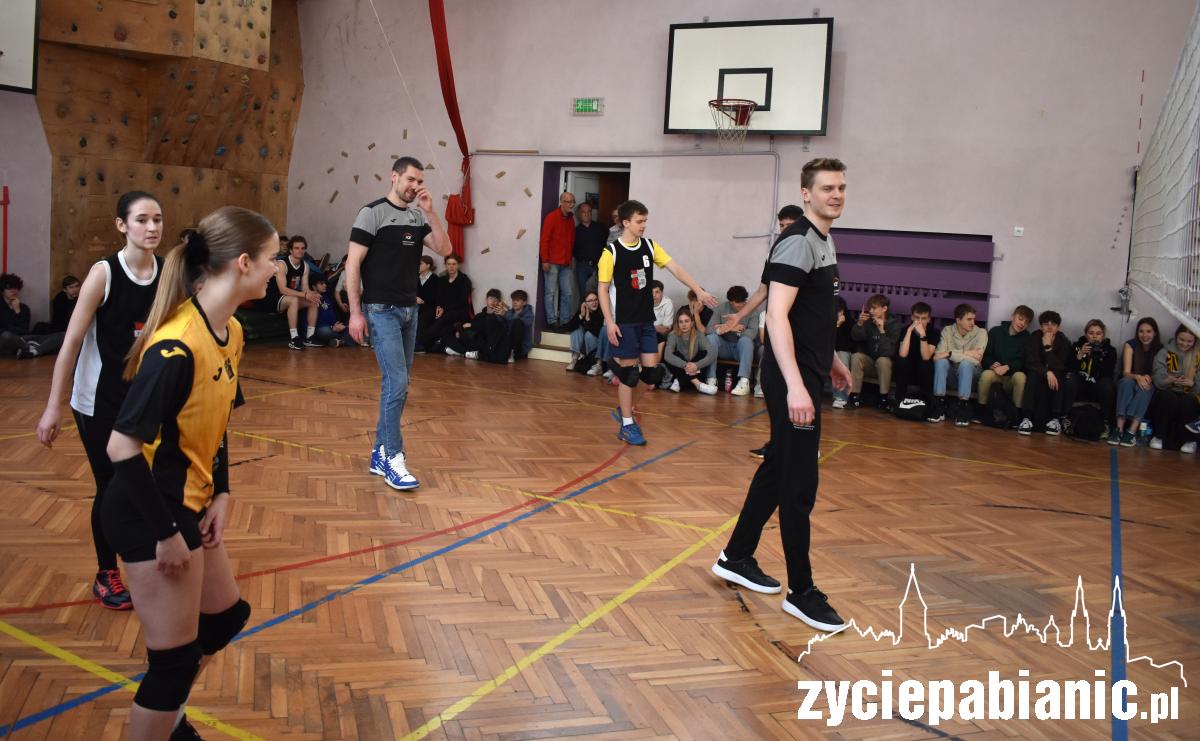Zawodnicy Skry Bełchatów dali lekcję siatkówki licealistom
