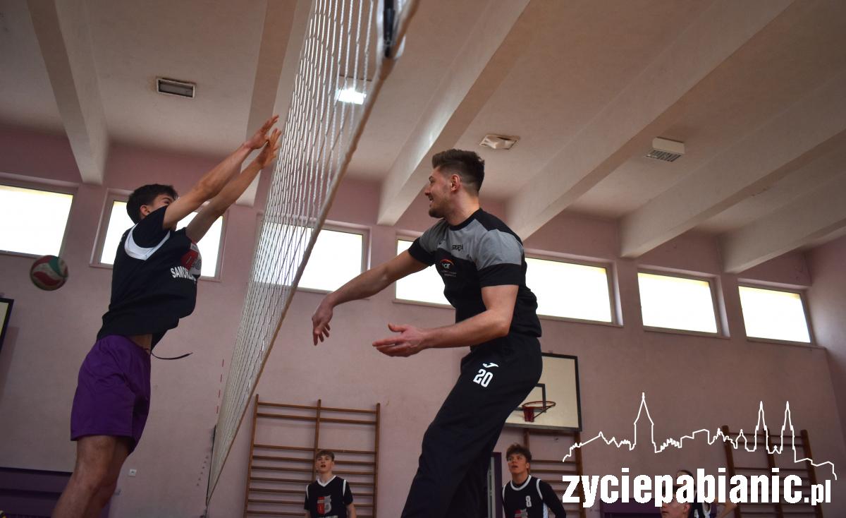 Zawodnicy Skry Bełchatów dali lekcję siatkówki licealistom