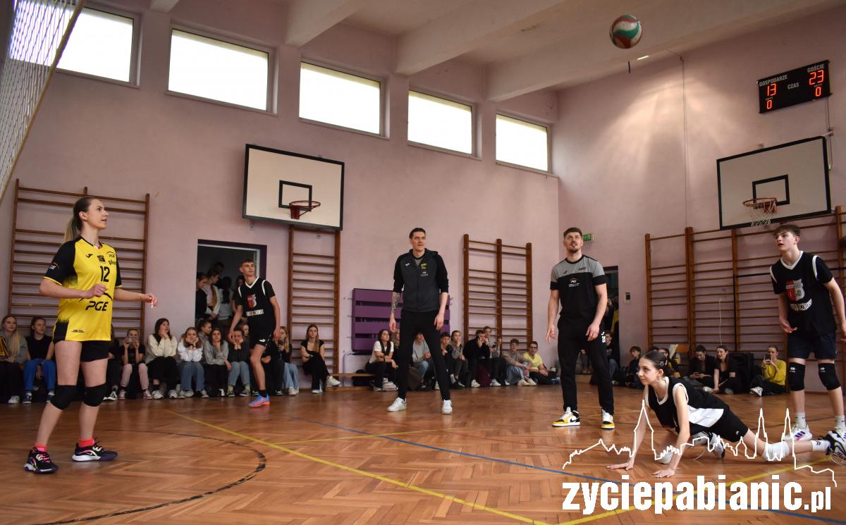 Zawodnicy Skry Bełchatów dali lekcję siatkówki licealistom