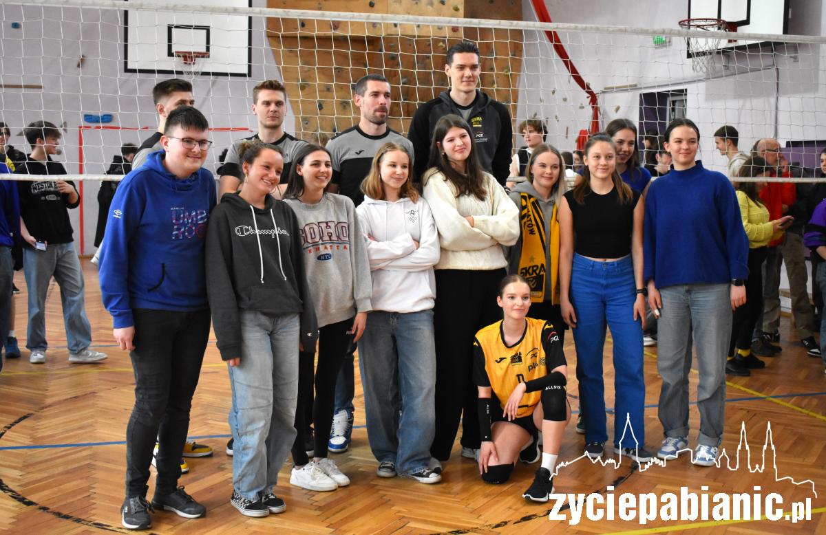 Zawodnicy Skry Bełchatów dali lekcję siatkówki licealistom
