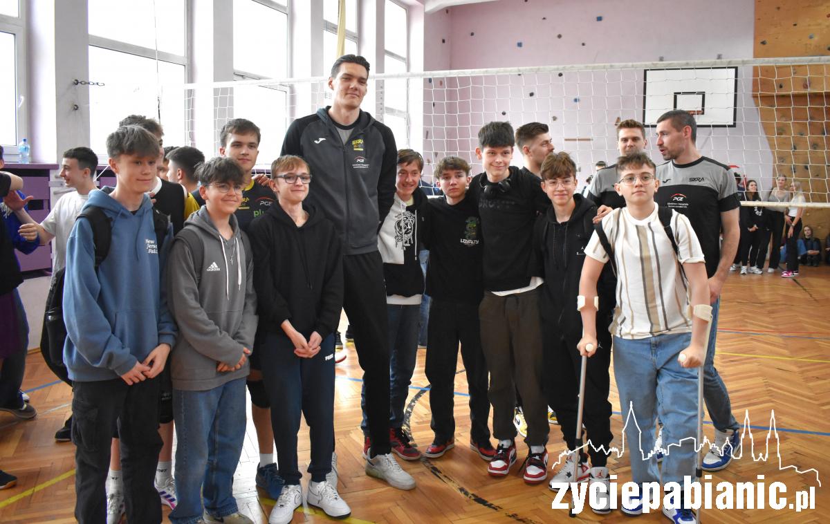 Zawodnicy Skry Bełchatów dali lekcję siatkówki licealistom