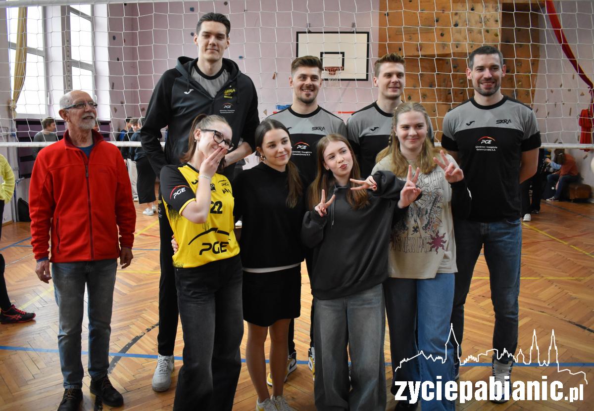 Zawodnicy Skry Bełchatów dali lekcję siatkówki licealistom