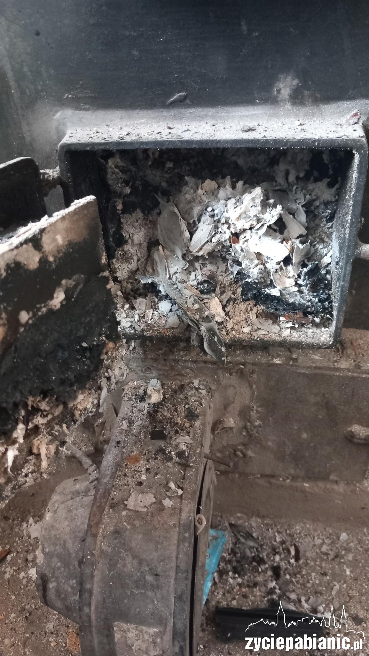 Podgrzewała wodę paląc w piecu plastikiem