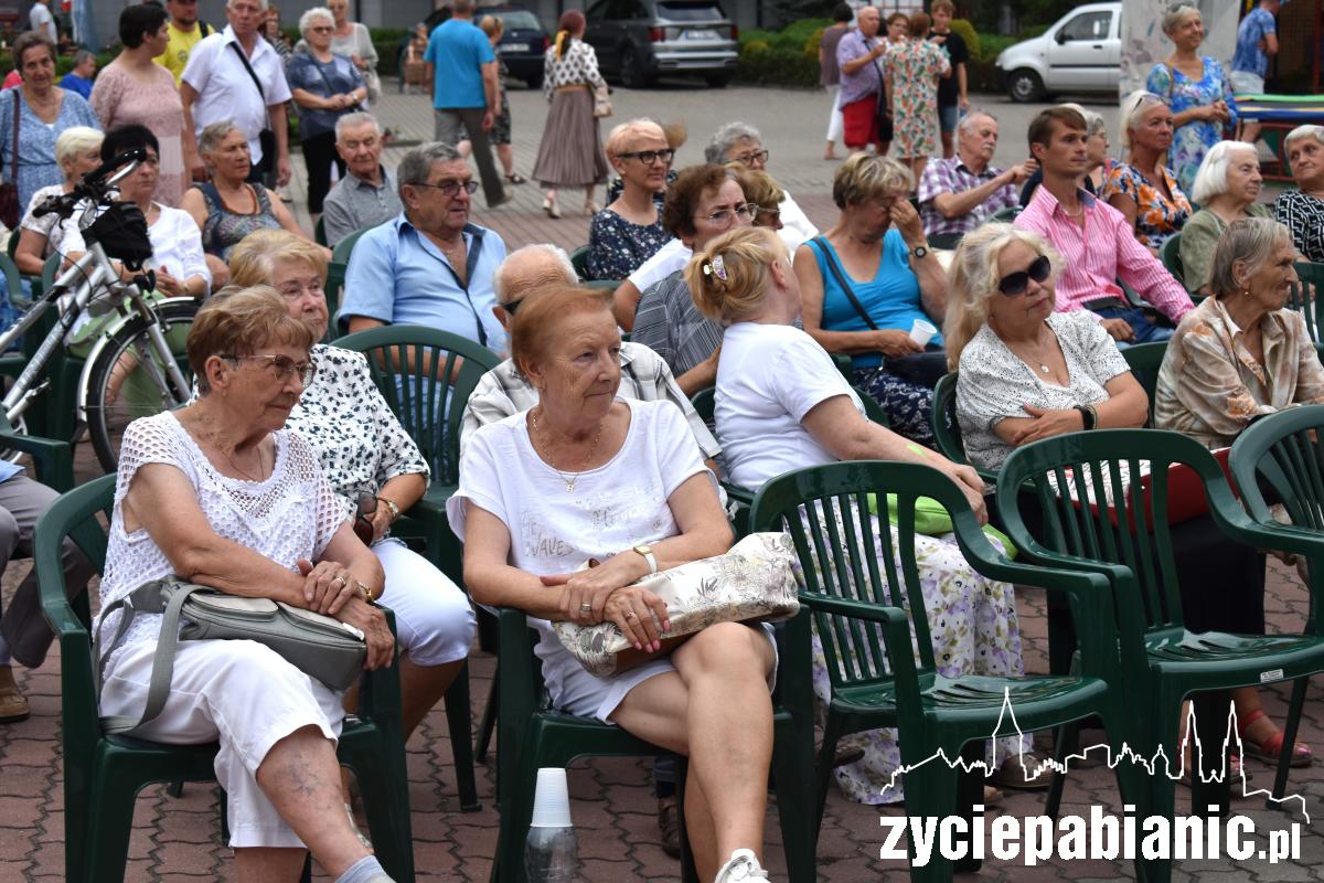 Porwał parafianki do tańca