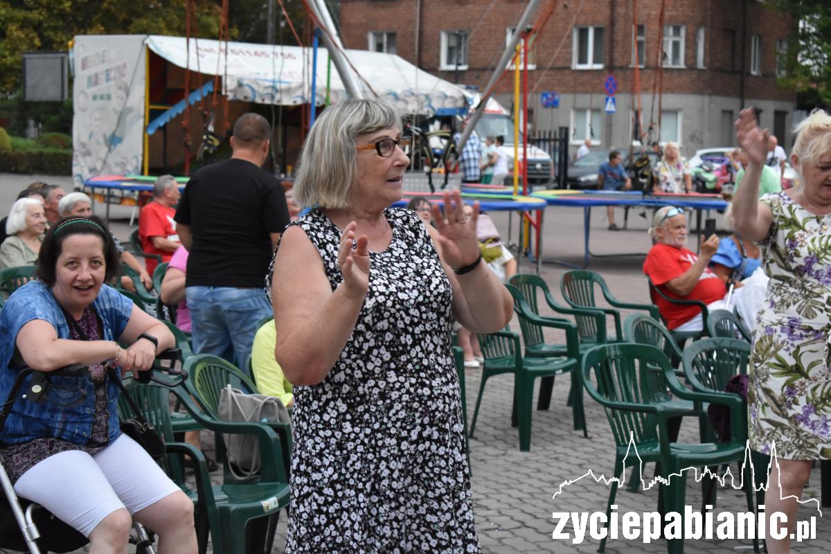 Porwał parafianki do tańca