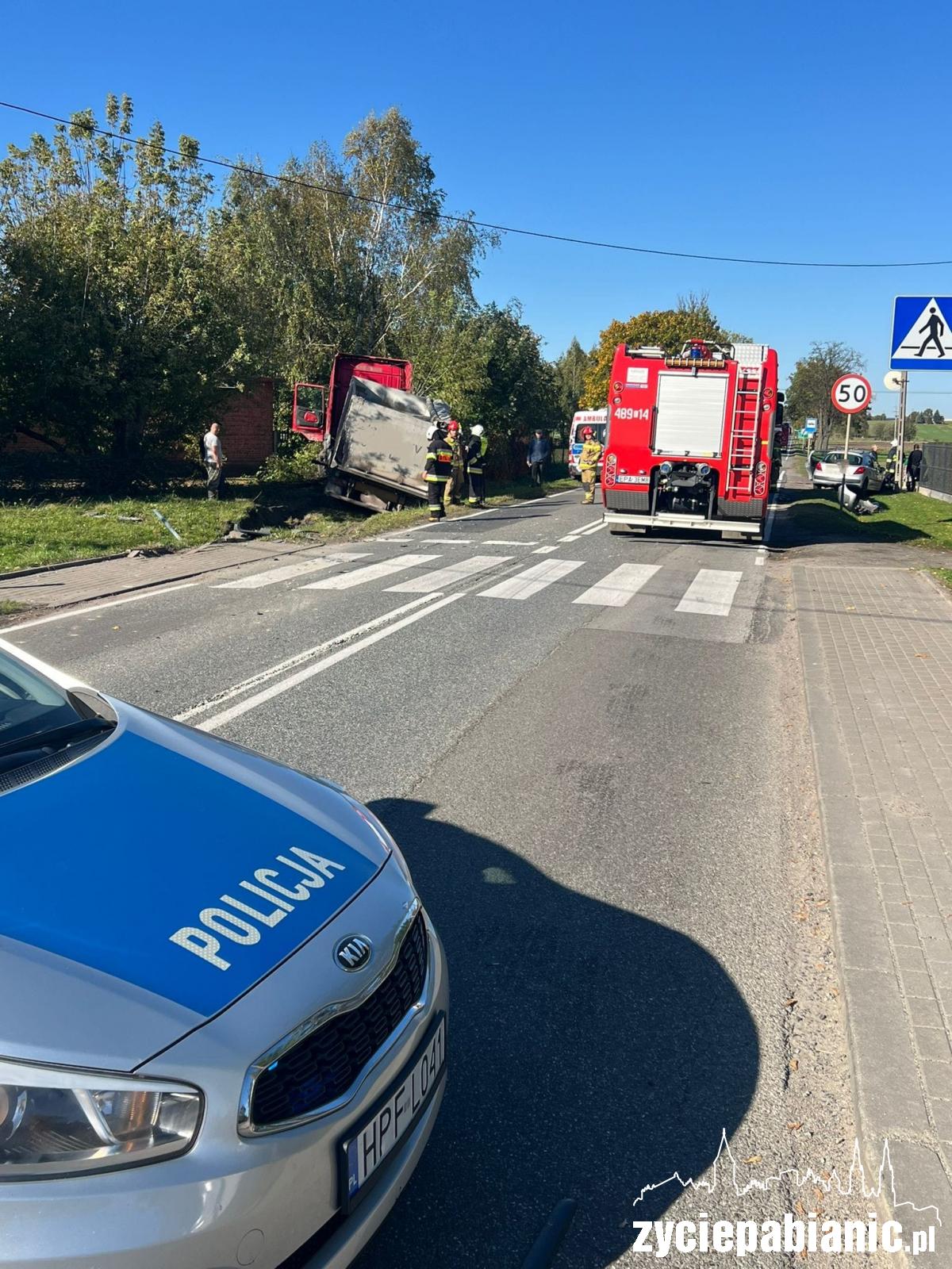 Osobówka zderzyła się z ciężarówką