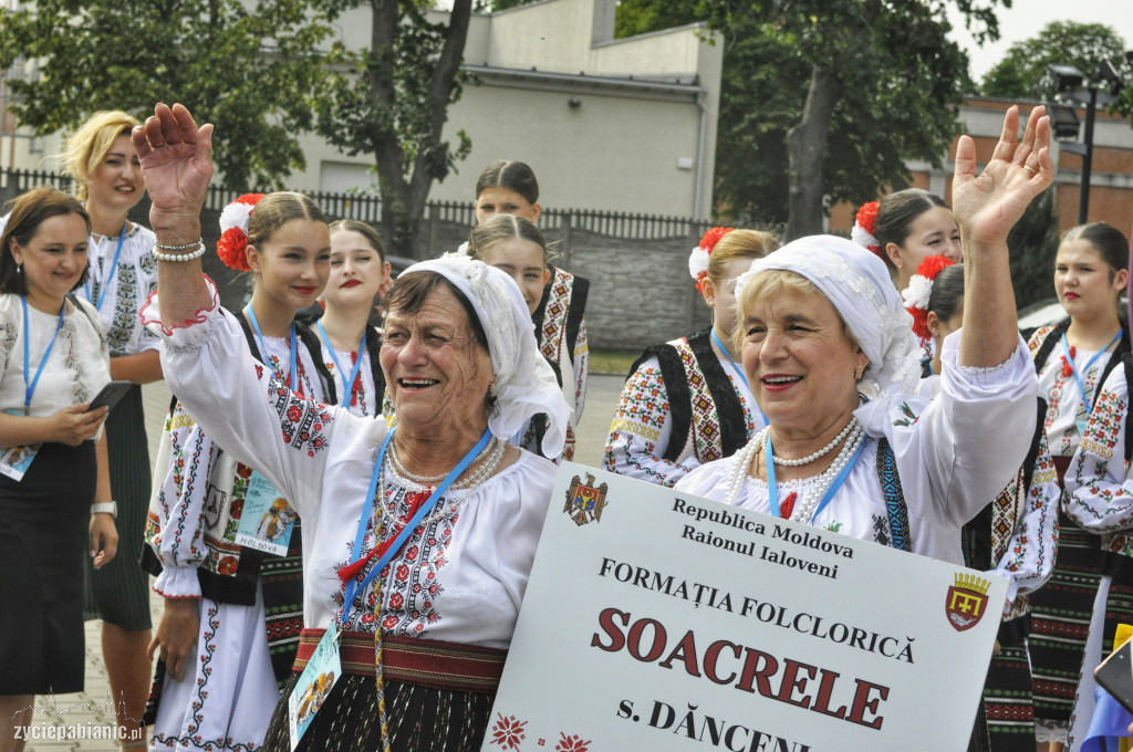 Roztańczona parada przeszła przez miasto [FOTO]