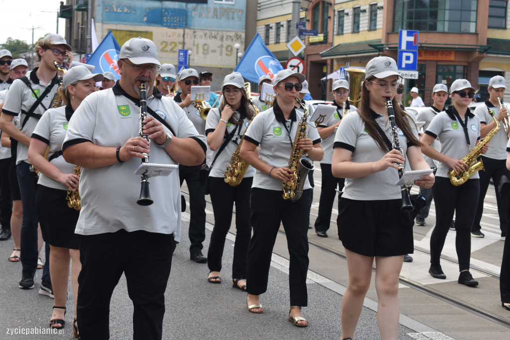 Roztańczona parada przeszła przez miasto [FOTO]