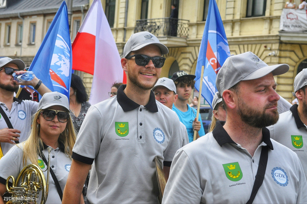 Roztańczona parada przeszła przez miasto [FOTO]